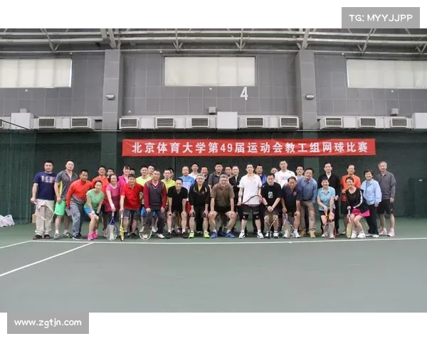 阿图尔菲尔斯现身北京体育大学与中国学生切磋网球技艺 阿图尔菲尔斯现身北京体育大学与中国学生切磋网球技艺